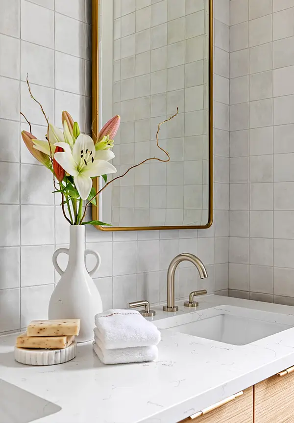 sbb-hom-000010-modern-bathroom-sink-close-up-with-light-gold-faucet